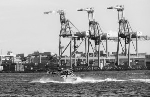 Ready to jump? Three doglike looking harbour cranes, Tokyo Harbour / Trzy żurawie portowe gotowe do skoku... Port w Tokio