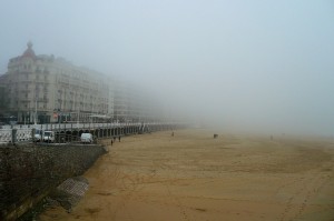 Inna mgła... San Sebastian. Jesienna plaża o poranku... 