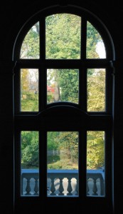 Okno z ekspozycją jesienną / Window with autumn view
